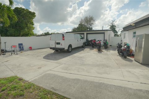 House in Miami, Florida 8 bedrooms, 206.71 sq.m. № 2045586 - photo 11