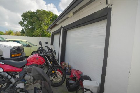 House in Miami, Florida 8 bedrooms, 206.71 sq.m. № 2045586 - photo 12