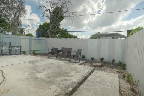 House in Miami, Florida 8 bedrooms, 206.71 sq.m. № 2045586 - photo 22