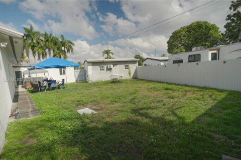 House in Miami, Florida 8 bedrooms, 206.71 sq.m. № 2045586 - photo 17