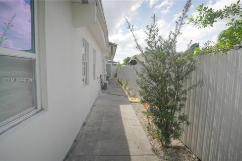House in Miami, Florida 8 bedrooms, 206.71 sq.m. № 2045586 - photo 21