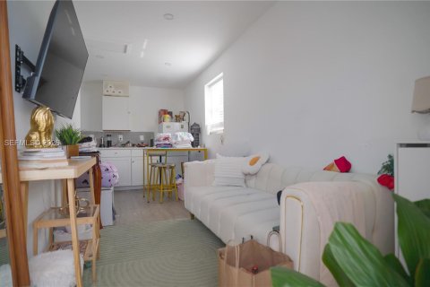 House in Miami, Florida 8 bedrooms, 206.71 sq.m. № 2045586 - photo 26