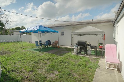 House in Miami, Florida 8 bedrooms, 206.71 sq.m. № 2045586 - photo 14