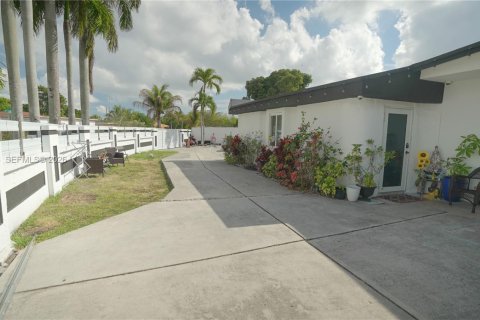 House in Miami, Florida 8 bedrooms, 206.71 sq.m. № 2045586 - photo 7