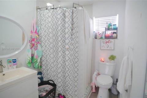 House in Miami, Florida 8 bedrooms, 206.71 sq.m. № 2045586 - photo 30