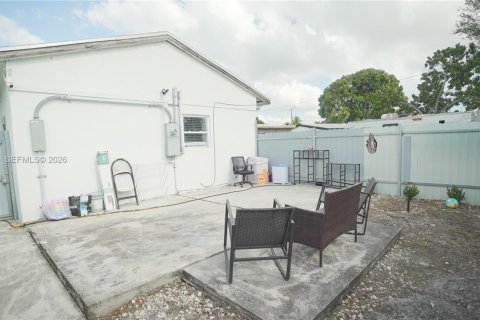 House in Miami, Florida 8 bedrooms, 206.71 sq.m. № 2045586 - photo 23