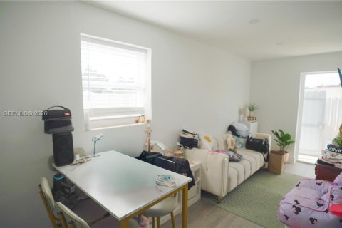 House in Miami, Florida 8 bedrooms, 206.71 sq.m. № 2045586 - photo 28