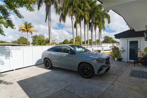 House in Miami, Florida 8 bedrooms, 206.71 sq.m. № 2045586 - photo 6