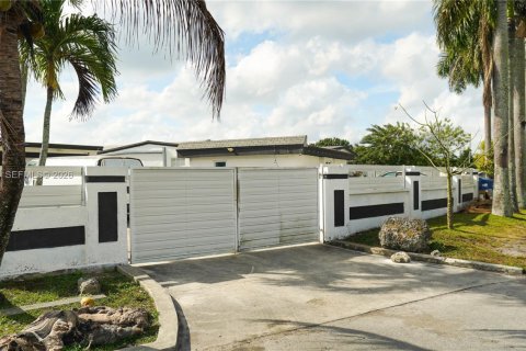 House in Miami, Florida 8 bedrooms, 206.71 sq.m. № 2045586 - photo 2