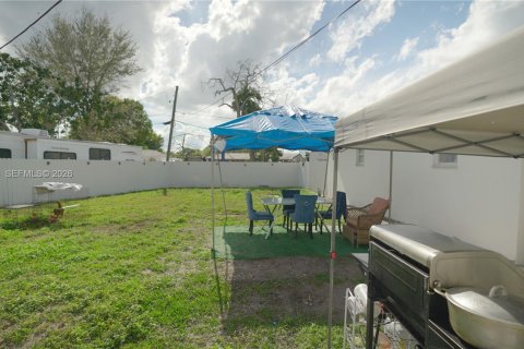 House in Miami, Florida 8 bedrooms, 206.71 sq.m. № 2045586 - photo 19