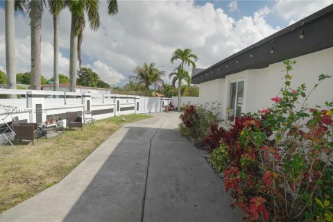 House in Miami, Florida 8 bedrooms, 206.71 sq.m. № 2045586 - photo 9