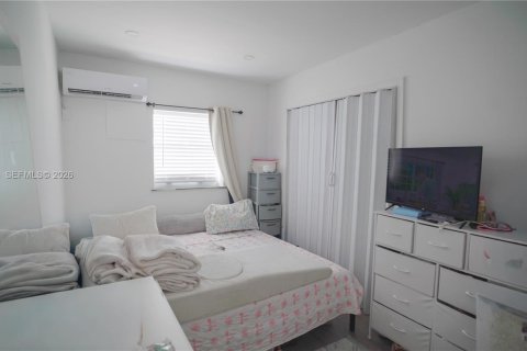 House in Miami, Florida 8 bedrooms, 206.71 sq.m. № 2045586 - photo 29