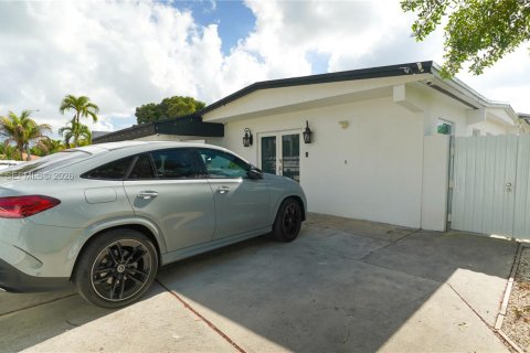 House in Miami, Florida 8 bedrooms, 206.71 sq.m. № 2045586 - photo 5