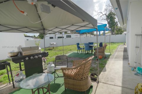 House in Miami, Florida 8 bedrooms, 206.71 sq.m. № 2045586 - photo 18