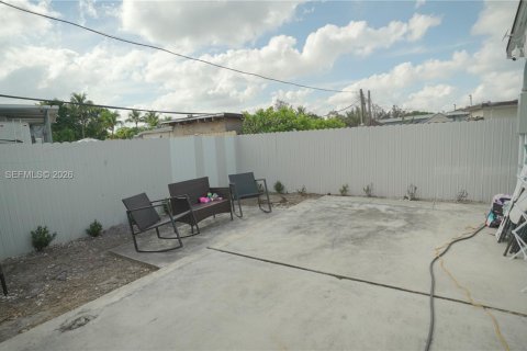 House in Miami, Florida 8 bedrooms, 206.71 sq.m. № 2045586 - photo 24