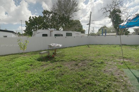 House in Miami, Florida 8 bedrooms, 206.71 sq.m. № 2045586 - photo 15