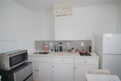 House in Miami, Florida 8 bedrooms, 206.71 sq.m. № 2045586 - photo 27