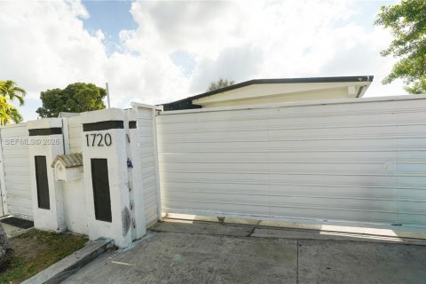 House in Miami, Florida 8 bedrooms, 206.71 sq.m. № 2045586 - photo 4