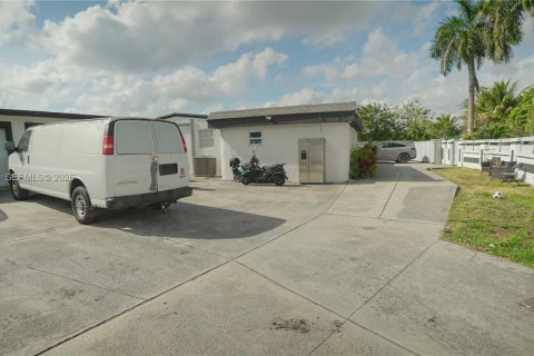 House in Miami, Florida 8 bedrooms, 206.71 sq.m. № 2045586 - photo 10