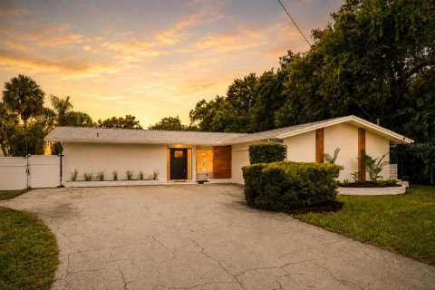 House in Largo, Florida 3 bedrooms, 192.77 sq.m. № 2259271