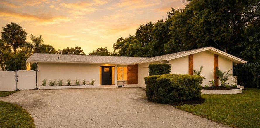 House in Largo, Florida 3 bedrooms, 192.77 sq.m. № 2259271