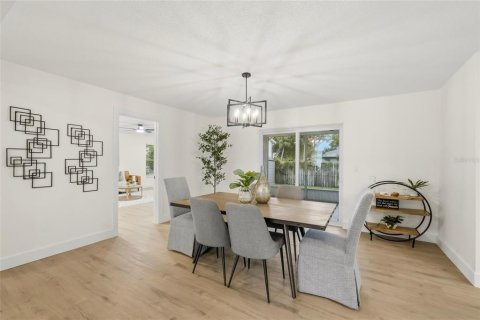 House in Largo, Florida 3 bedrooms, 192.77 sq.m. № 2259271 - photo 14