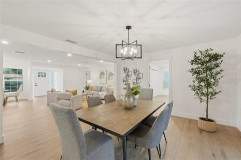 House in Largo, Florida 3 bedrooms, 192.77 sq.m. № 2259271 - photo 15