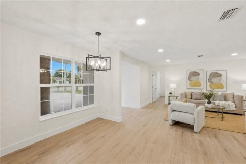House in Largo, Florida 3 bedrooms, 192.77 sq.m. № 2259271 - photo 7