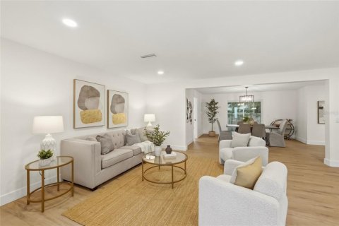 House in Largo, Florida 3 bedrooms, 192.77 sq.m. № 2259271 - photo 4