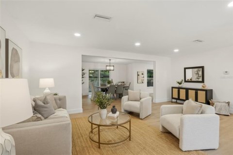 House in Largo, Florida 3 bedrooms, 192.77 sq.m. № 2259271 - photo 10