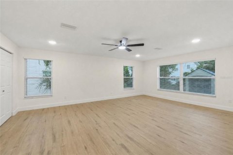 House in Largo, Florida 3 bedrooms, 192.77 sq.m. № 2259271 - photo 19