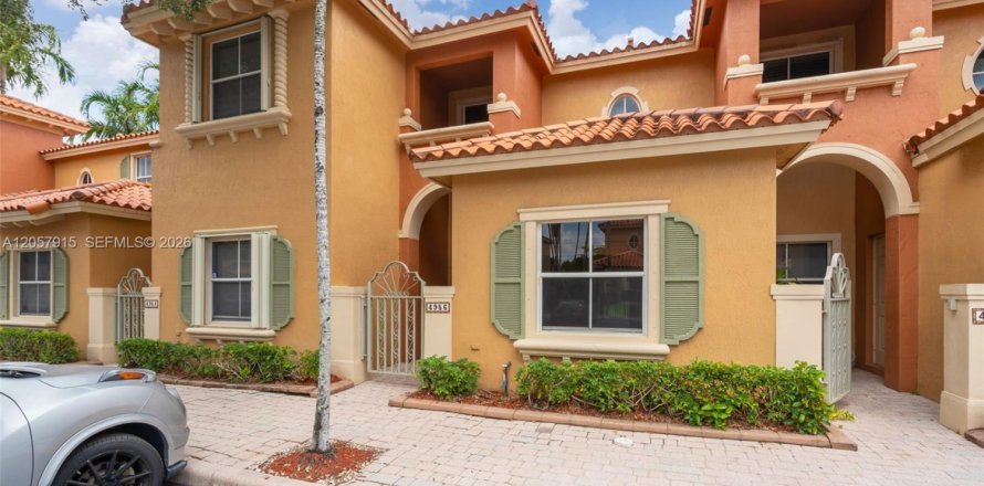 Townhouse in Dania Beach, Florida 2 bedrooms, 128.11 sq.m. № 2265873