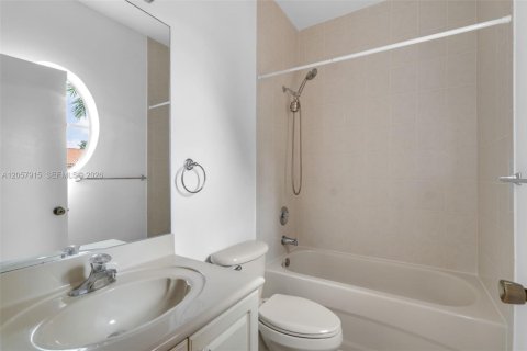 Townhouse in Dania Beach, Florida 2 bedrooms, 128.11 sq.m. № 2265873 - photo 15