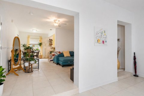 House in Miami, Florida 3 bedrooms, 123.19 sq.m. № 2073655 - photo 4