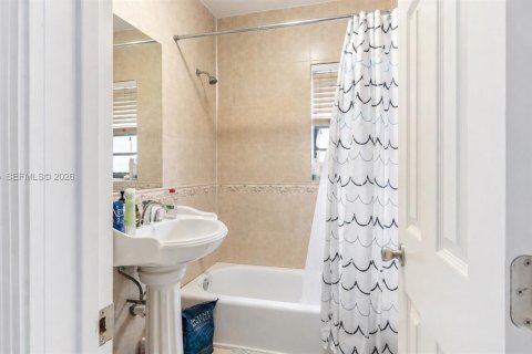 House in Miami, Florida 3 bedrooms, 123.19 sq.m. № 2073655 - photo 15