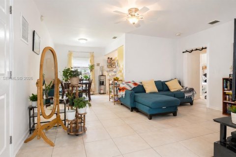 House in Miami, Florida 3 bedrooms, 123.19 sq.m. № 2073655 - photo 5