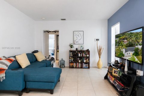 House in Miami, Florida 3 bedrooms, 123.19 sq.m. № 2073655 - photo 6