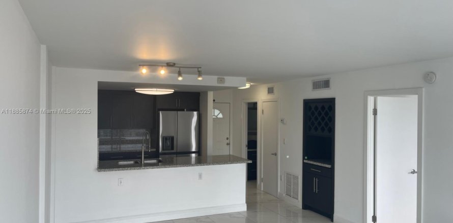 Condominio en North Miami Beach, Florida, 1 dormitorio № 1932613