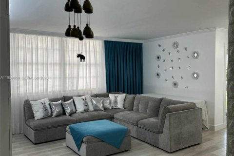 Condo in Miami, Florida, 2 bedrooms  № 2019815 - photo 7