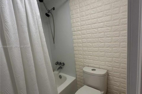 Condo in Miami, Florida, 2 bedrooms  № 2019815 - photo 11
