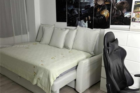 Condo in Miami, Florida, 2 bedrooms  № 2019815 - photo 14