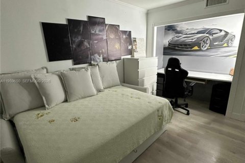 Condo in Miami, Florida, 2 bedrooms  № 2019815 - photo 13