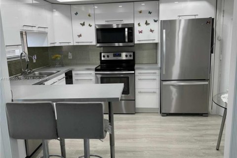 Condo in Miami, Florida, 2 bedrooms  № 2019815 - photo 8