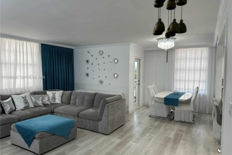 Condo in Miami, Florida, 2 bedrooms  № 2019815 - photo 4