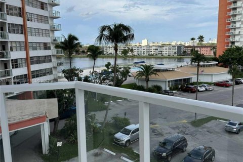 Condo in Miami, Florida, 2 bedrooms  № 2019815 - photo 2
