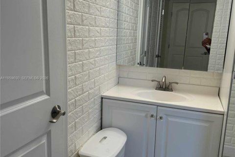 Condo in Miami, Florida, 2 bedrooms  № 2019815 - photo 12