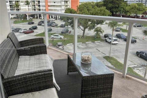 Condo in Miami, Florida, 2 bedrooms  № 2019815 - photo 3