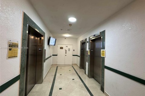 Condo in Miami, Florida, 2 bedrooms  № 2019815 - photo 9