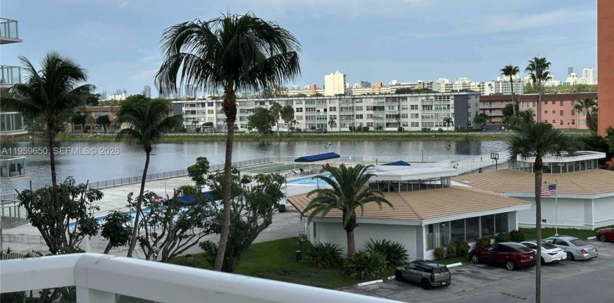 Condo in Miami, Florida, 2 bedrooms  № 2019815