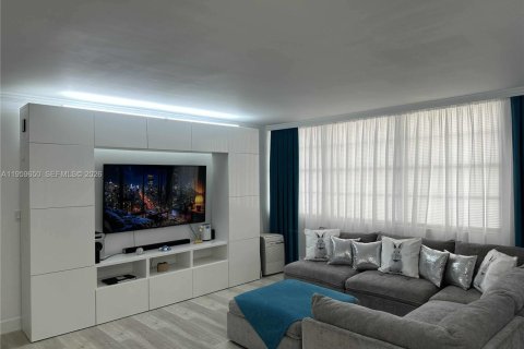 Condo in Miami, Florida, 2 bedrooms  № 2019815 - photo 5
